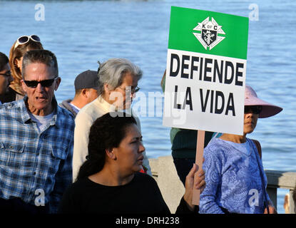 San Francisco, USA. 25. Januar 2014.  hispanische asiatische Frauen Märsche im 10. jährlichen Westküste März für das Leben mit einem geschätzten 20.000 anderen pro-Life-Aktivisten in San Francisco auf Samstag, 25. Januar 2014 Credit: Bob Kreisel/Alamy Live News Stockfoto