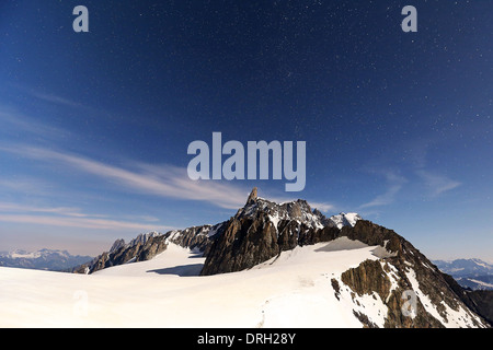 Mondlicht auf den Dent du Géant Berg. das Mont Blanc Massiv (Monte Bianco). Nacht Landschaft, Sternenhimmel. Alpen. Stockfoto