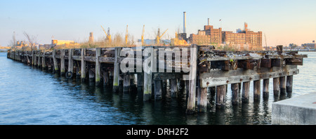 Eine Alte Pier In Baltimore Inner Harbor Vor Der Kulisse Der Beruhmten Domino Zucker Fabrik Stockfotografie Alamy