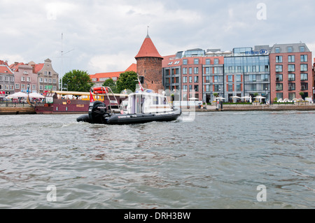 Schwan-Turm (Mitte) und Danzig Hilton Hotel (rechts) über Motlava Fluss in Danzig, Polen Stockfoto