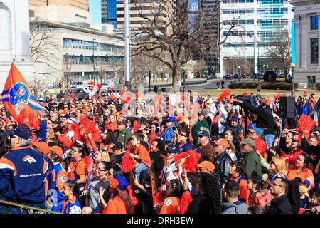 Denver, Colorado, USA. 26. Januar 2014.  Fans jubeln über die Denver Broncos auf einer Kundgebung wollen die Denver Broncos auch in den kommenden Superbowl. Bildnachweis: Ed Endicott/Alamy Live-Nachrichten Stockfoto