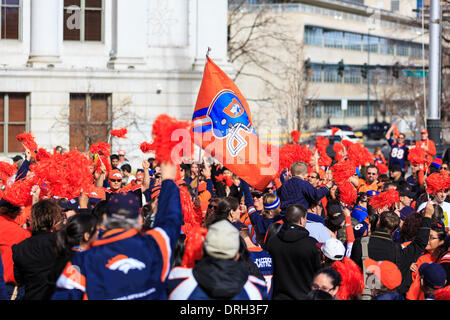 Denver, Colorado, USA. 26. Januar 2014.  Fans jubeln über die Denver Broncos auf einer Kundgebung wollen die Denver Broncos auch in den kommenden Superbowl. Bildnachweis: Ed Endicott/Alamy Live-Nachrichten Stockfoto