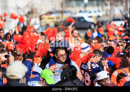 Denver, Colorado, USA. 26. Januar 2014.  Fans jubeln über die Denver Broncos auf einer Kundgebung wollen die Denver Broncos auch in den kommenden Superbowl. Bildnachweis: Ed Endicott/Alamy Live-Nachrichten Stockfoto