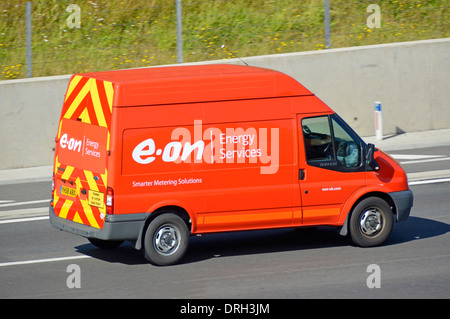 Eon Elektrizität Energie Dienstleistungen van der Fahrt entlang der britischen Autobahn Stockfoto