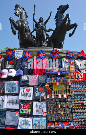 Souvenir-Stand eingerichtet, um die Basis der Boadicea Chariot-Skulptur an der Westminster Bridge Stockfoto