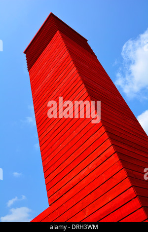 Abstrakte Architektur schräg Blick auf den blauen Himmel eines Turms Teil des Red Shed temporären Theatergebäudes am Nationaltheater South Bank Lambeth London, Großbritannien Stockfoto
