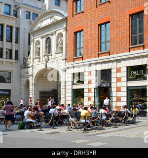 Gäste im Freien an der Paul-Restaurant in St. Pauls Churchyard neben Temple Bar Tor Stockfoto