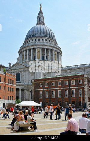 Paternoster Quadrat nach Hause an die Börse (aus Schuss) mit Büroangestellte zur Mittagszeit mit St Pauls Cathedral jenseits Stockfoto