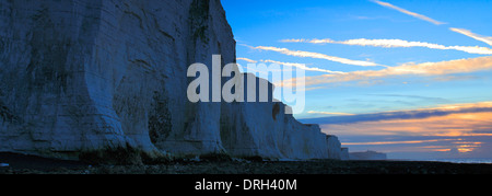 Sonnenaufgang über den weißen Kalkstein Kreidefelsen am Seaford Kopf Ausflugsort in der South Downs National Park, Küste von Sussex, England Stockfoto