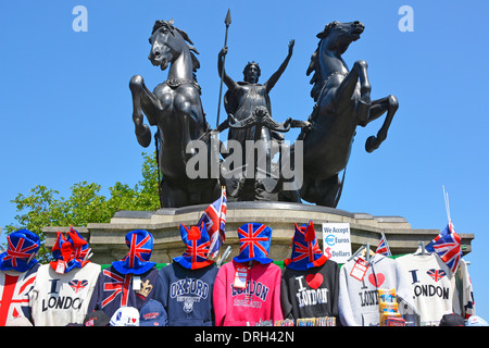 Souvenir-Stand eingerichtet, um die Basis der Boadicea Chariot-Skulptur an der Westminster Bridge Stockfoto