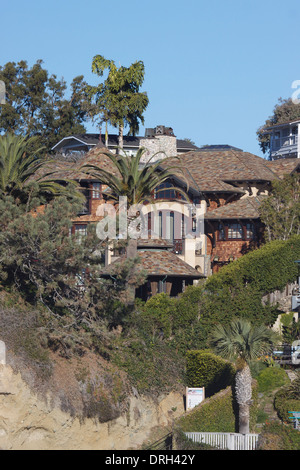 Kalifornische Küste Villa auf einer Klippe am Strand Victoria in der Küstenstadt von Laguna Beach Stockfoto