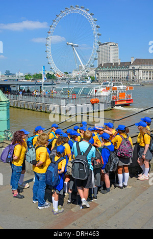 Kinder in bunten Schuluniform mit Lehrern an Themse Stockfoto