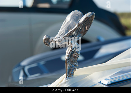 Rolls-Royce silver Spirit Auto Abzeichen auf Hochzeitsauto mit weißen Band Stockfoto