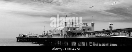 Schwarz / weiß Bild, viktorianische Brighton Palace Pier, Brighton & Hove, Sussex, England, UK Stockfoto