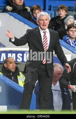 London, UK. 26. Januar 2014. Stoke City-Manager Mark HUGHES zeigt seine Frustration während der FA-Cup-4. Runde-match zwischen Chelsea und Stoke City an der Stamford Bridge. Endstand: 1-0 Stoke City FC Chelsea. Bildnachweis: Aktion Plus Sport/Alamy Live-Nachrichten Stockfoto