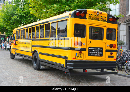 Maastricht City City City City City Stadtszene Seite Rückseite Rückansicht gelber amerikanischer Schulbus angepasst für Stadtrundfahrten Limburg Niederlande Europa Stockfoto