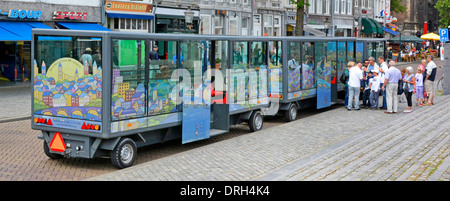 Maastricht City Touristen Boarding Solar Landzug Sightseeing Tour teilweise angetrieben durch Solarpaneele auf dem Dach jedes Wagens Limburg Niederlande EU Stockfoto