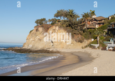 Kalifornische Küste Villa auf einer Klippe am Strand Victoria in der Küstenstadt von Laguna Beach Stockfoto