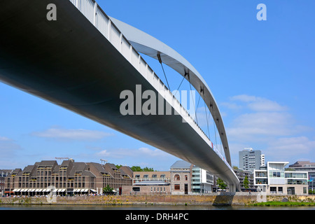 Maastricht Limburg klare Spanne Hoge Brug (hohe Brücke auch Hoeg Brögk) Fußgänger und Radfahrer Brücke über die Maas zur Stadtlandschaft Niederlande EU Stockfoto