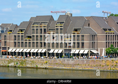 Stadt Maastricht modernes Crowne Plaza Hotel Gebäude am Ufer des Flusses Maas Uferpromenade Menschen draußen im Sommer Sonne Niederlande EU Stockfoto