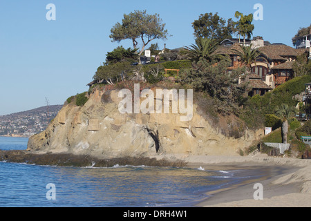 Kalifornische Küste Villa auf einer Klippe am Strand Victoria in der Küstenstadt von Laguna Beach Stockfoto