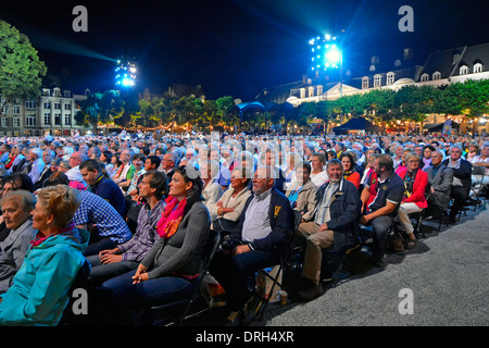 Maastricht City Vrijthof Square Menschenmassen saßen unter blauen Flutlichtern beim André Rieu Musikkonzert an einem warmen Sommerabend Niederlande EU Stockfoto