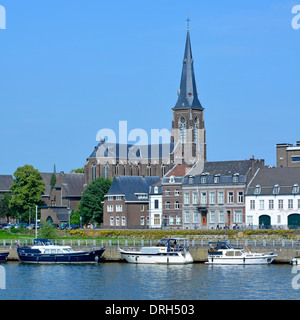 Maastricht Maas Maas an einem sonnigen Sommertag in Limburgh Niederlande Europa EU-EU stehen Motorboote im Zeichen der Kirchturmspitze und des Turms dahinter Stockfoto