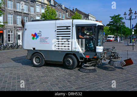 Maastricht City Straßenreinigungsmaschine Fahrer im Fahrerhaus Mechanische Kehrmaschine ein Nutzfahrzeug bei der Arbeit städtischer Pflasterstein Stockfoto