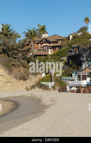 Kalifornische Küste Villa auf einer Klippe am Strand Victoria in der Küstenstadt von Laguna Beach Stockfoto