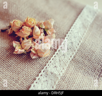 kleine Knospen auf dem Stoff getrocknet rosa Rosen und Band-florale Herz Valentinstag Stockfoto