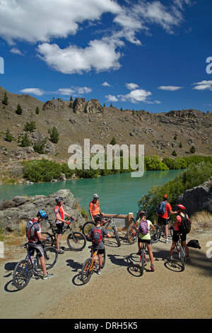 Mountainbiker und Lake Roxburgh auf Roxburgh Schlucht Rad- und Wanderweg, Central Otago, Südinsel, Neuseeland Stockfoto