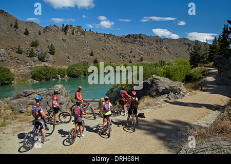 Mountainbiker und Lake Roxburgh auf Roxburgh Schlucht Rad- und Wanderweg, Central Otago, Südinsel, Neuseeland Stockfoto