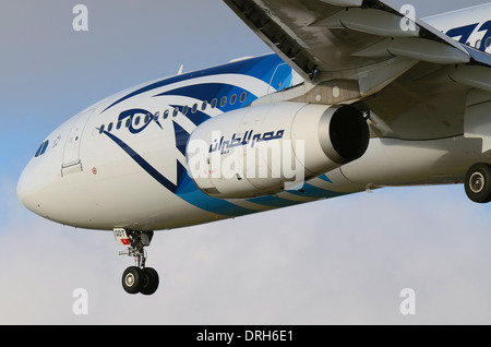 Egypt Air ist die ägyptische Fluggesellschaft. Airbus A330 Flugzeug landet am Flughafen London Heathrow, Großbritannien. Horus-Logo Stockfoto