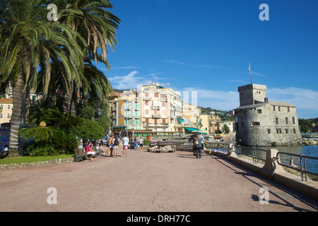 Wasser Weg und Castello Sur Mare im Hafen von Rapallo, Genua, Ligurien, Italien Stockfoto