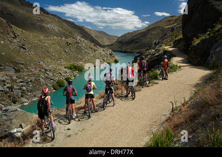 Mountainbiker und Lake Roxburgh auf Roxburgh Schlucht Rad- und Wanderweg, Central Otago, Südinsel, Neuseeland Stockfoto