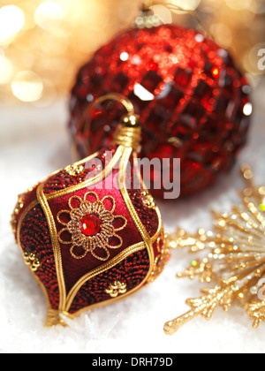 Weihnachten Dekoration rote und Goldene Ornamente auf Schnee-Stillleben Stockfoto