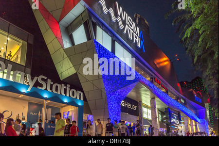 Menschen, die einkaufen und Weihnachtsdekorationen auf Geschäfte in Orchard Road, Singapur. Stockfoto