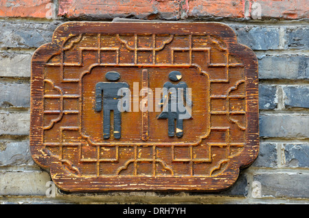 Männlichen und weiblichen Toilette Toiletten Schild an Wand Stockfoto