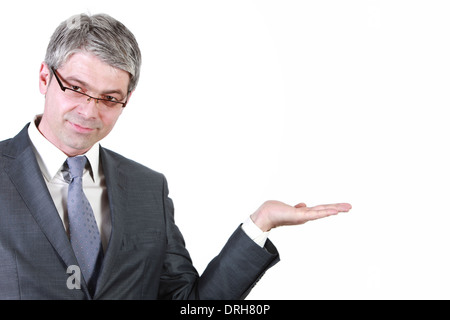 Geschäftsmann Hand hoch hält etwas auf einer isolierten weißen Wand zeigen Stockfoto