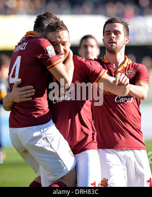 Verona, Italien. 26. Januar 2014. ALS Romas Francesco Totti (2., L) erzielte mit Teamkollegen während der italienischen Serie A-Fußballspiel gegen Hellas Verona in Verona, Italien, 26. Januar 2014 feiert. ALS Roma 3: 1 gewonnen. Bildnachweis: Alberto Lingria/Xinhua/Alamy Live-Nachrichten Stockfoto