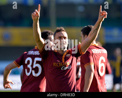 Verona, Italien. 26. Januar 2014. ALS Romas Francesco Totti (vorne) scoring während der italienischen Serie A-Fußballspiel gegen Hellas Verona in Verona, Italien, 26. Januar 2014 feiert. ALS Roma 3: 1 gewonnen. Bildnachweis: Alberto Lingria/Xinhua/Alamy Live-Nachrichten Stockfoto