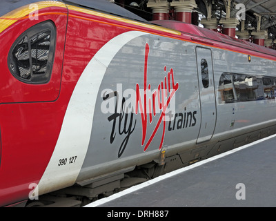 Fliegen Sie natives Züge UK - Liverpool Lime Street zu Euston - rot weiße & graue Lackierung Stockfoto