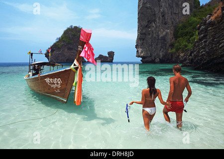 Paar Schnorcheln im kristallklaren Wasser aus der Phi, Phi Islands-Thailand Angesichts der lokalen Boot Stockfoto