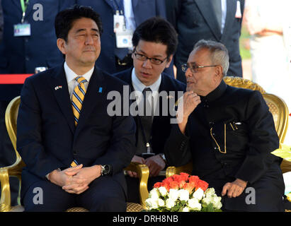 Neu-Delhi, Indien. 26. Januar 2014. Besuch japanische Premierminister Shinzo Abe (L) und Indian President Pranab Mukherjee (R) besuchen einen Empfang im indischen Präsidentenpalast in Neu-Delhi, Indien. 26. Januar 2014. Indien feierte seinen 65. Tag der Republik in der Bundeshauptstadt Sonntag unter strengen Sicherheitsvorkehrungen, wie das Land seine militärische Stärke angezeigt. Bildnachweis: Xinhua/Alamy Live-Nachrichten Stockfoto