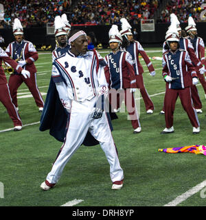 Atlanta, Georgia, USA. 25. Januar 2014. Das marschieren 101 aus South Carolina State University führen in der 12. jährliche Honda Schlacht von den Bands Invitational Showcase im Georgia Dome. Die jährlichen spektakuläre bietet eine nationale Bühne, um die unterschiedlichen Effekthascherei historisch Black College und Universität (HBCU) marching Bands zu markieren. Jeder der acht eingeladenen HBCU erhielt 20 Tausend US-Dollar von Honda für ihre Musik-Bildungsprogramme, plus eine All-inclusive Reise nach Atlanta für die Invitational Vitrine. Bildnachweis: Brian Cahn/ZUMAPRESS.com/Alamy Live-Nachrichten Stockfoto