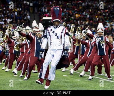 Atlanta, Georgia, USA. 25. Januar 2014. Das marschieren 101 aus South Carolina State University führen in der 12. jährliche Honda Schlacht von den Bands Invitational Showcase im Georgia Dome. Die jährlichen spektakuläre bietet eine nationale Bühne, um die unterschiedlichen Effekthascherei historisch Black College und Universität (HBCU) marching Bands zu markieren. Jeder der acht eingeladenen HBCU erhielt 20 Tausend US-Dollar von Honda für ihre Musik-Bildungsprogramme, plus eine All-inclusive Reise nach Atlanta für die Invitational Vitrine. Bildnachweis: Brian Cahn/ZUMAPRESS.com/Alamy Live-Nachrichten Stockfoto