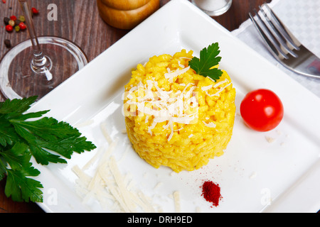 Risotto mit Safran auf einem Teller Stockfoto