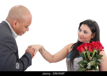 Mann bereit, einen Kuss zu seiner Frau in der hand zu geben. Konzentrieren Sie sich bei der Frau. Stockfoto