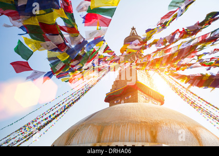 Bodhnath Stupa in Kathmandu mit Buddha-Augen - Schuss gegen die Sonne. Stockfoto