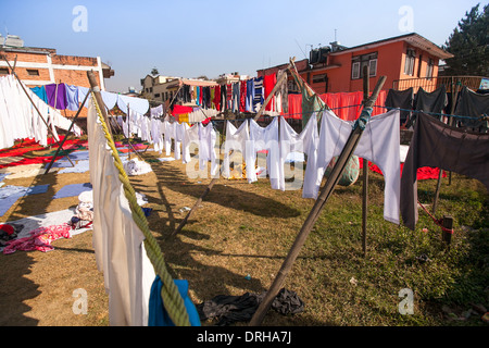 Wäsche hängen im Freien zum Trocknen in Kathmandu Stockfoto